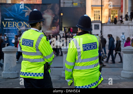 Metropolitan Polizisten patrouillieren in den Straßen von London, England Stockfoto