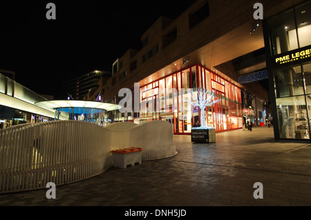 City Mall in der Nacht in Almere, Niederlande Stockfoto