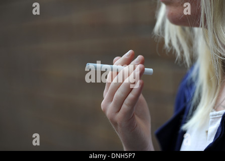 Weibliche Raucher hält eine e-Zigarette. Stockfoto