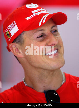 Datei: Barcelona, Spanien. 26. April 2008. Ehemaliger Formel1 Welt Champion deutschen Michael Schumacher lächelt in der Ferrari Garage während das Qualifying für den Grand Prix von Spanien auf dem Circuit de Catalunya in Montmelo in der Nähe von Barcelona, Spanien, 26. April 2008. Der Grand Prix von Spanien statt am Sonntag 27. April findet hier. Foto: Manu Fernandez/Dpa/Alamy Live News Stockfoto