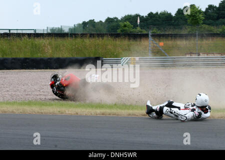 Datei: Zwickau, Deutschland. 12. Juni 2008. Ehemalige deutsche Formel1 Weltmeister Michael Schumacher fällt während des freien Trainings für das IDM Superbike-Rennen auf dem Sachsenring Circuit in der Nähe von Zwickau, Deutschland, 12. Juni 2008. Schumacher blieb unverletzt. Foto: Ralph Koehler/Dpa/Alamy Live News Stockfoto