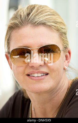 Datei: Austin, Texas, USA. 18. November 2012. Corinna Schumacher, Frau des deutschen Formel1 Rennfahrer Michael Schumacher von Mercedes-AMG, sitzt im Fahrerlager vor dem Start der Formel 1 United States Grand Prix auf dem Circuit of The Americas in Austin, Texas, USA, 18. November 2012. Foto: David Ebener/Dpa/Alamy Live News Stockfoto