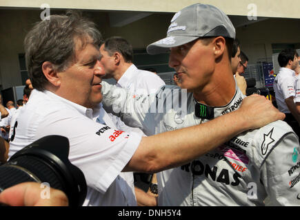 Datei: Abu Dhabi, Vereinigte Arabische Emirate. 14. November 2010. Deutscher Rennfahrer Michael Schumacher (R) of Mercedes GP umarmt Mercedes Motorsport Präsident Norbert Haug vor entscheidenden Titel 2010 Formel1 Saisonfinale nach Yas Marina Circuit-Rennen in Abu Dhabi, Vereinigte Arabische Emirate, 14. November 2010. In der Qualifying-Session hatte Deutschlands Vettel von Red Bull Pole-Position vor Hamilton von McLaren Mercedes Großbritanniens und Spaniens Alonso Ferrari behauptet. Foto: JENS Büttner/Dpa/Alamy Live News Stockfoto