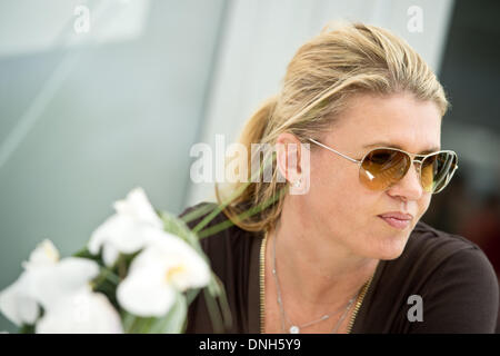 Datei: Austin, Texas, USA. 18. November 2012. Corinna Schumacher, Frau des deutschen Formel1 Rennfahrer Michael Schumacher von Mercedes-AMG, sitzt im Fahrerlager vor dem Start der Formel 1 United States Grand Prix auf dem Circuit of The Americas in Austin, Texas, USA, 18. November 2012. Foto: David Ebener/Dpa/Alamy Live News Stockfoto