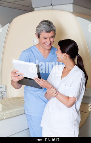 Glücklich Techniker hält Zwischenablage Stockfoto