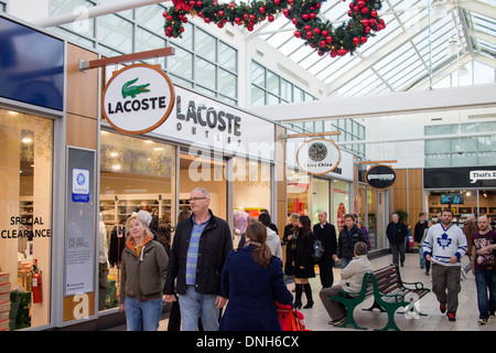 Shopper im Lacoste Outlet store am McArthur Glen York Designer outlet Stockfoto