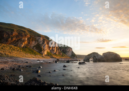 Northern Ireland-Causeway-Küste bei Sonnenuntergang. Stockfoto