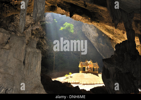 Kula Karuhadd Hall, Phraya Nakorn Höhle in Khao Sam Roi Yot aus Distanz Stockfoto