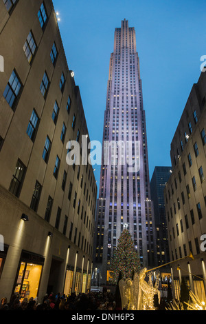 Rockefeller Center und Tower, New York, mit beleuchteter Weihnachtsbaum Lichter in der Abenddämmerung Stockfoto