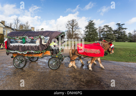 Pferdekutsche fährt für Xmas bei Polesden Lacey, Surrey, mit Pferden mit roten decken "Rudolph" Stockfoto