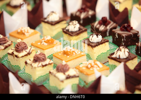 Sorten von einzelnen dekorativen Desserts Kuchen auf dem Tisch auf einem Luxus-Event, Gourmet-catering Süßigkeiten Stockfoto