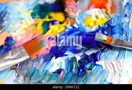 Nahaufnahme von Pinsel und Palette. Stockfoto