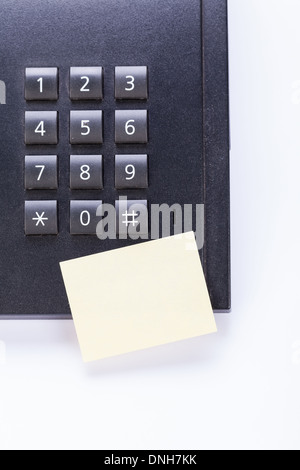 Memo per post Nachricht am Telefon im Büro Erinnerung Objekt Geschäft Stockfoto