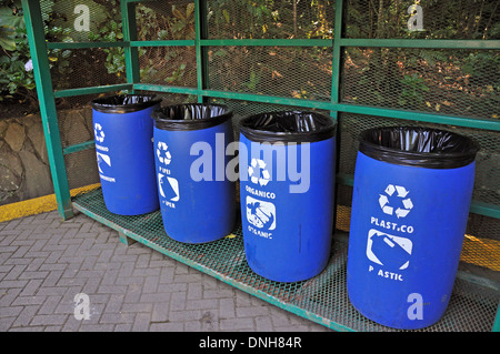 Blaue Kunststoff-recycling-Behälter Costa Rica Stockfoto