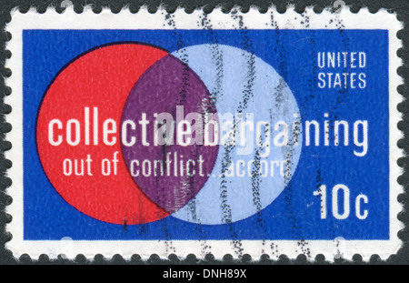 USA - ca. 1975: Briefmarke gedruckt in USA, Tarifverhandlungen Ausgabe zeigt "Arbeits- und Management", ca. 1975 Stockfoto