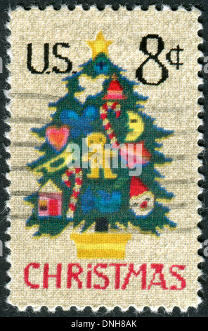 USA - CIRCA 1973: Briefmarke gedruckt in USA, Weihnachten Thema zeigt Weihnachtsbaum in Gobelinstickerei, ca. 1973 Stockfoto