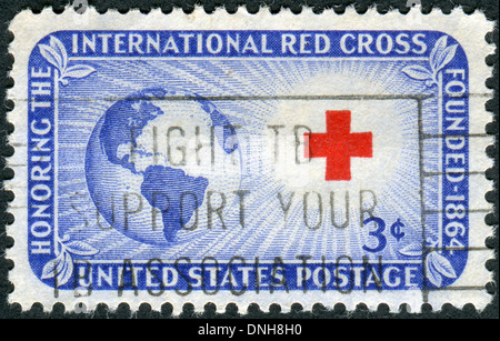 USA - ca. 1952: Briefmarke gedruckt in USA, gewidmet an das Internationale Rote Kreuz zeigt Globus, Sonne und Kreuz, ca. 1952 Stockfoto