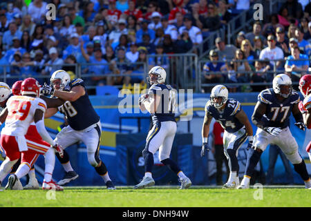 San Diego, Kalifornien, USA. 29. Dezember 2013. 29. Dezember 2013 - San Diego, Kalifornien - San Diego Chargers Quarterback PHILIP RIVERS wirft einen Pass in einem NFL-Spiel gegen die Kansas City Chiefs im Qualcomm Stadium. Bildnachweis: KC Alfred/ZUMAPRESS.com/Alamy Live-Nachrichten Stockfoto