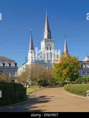 Blick auf St. Louis Cathedral, Cabildo und Presbytere vom Jackson Square Park Stockfoto