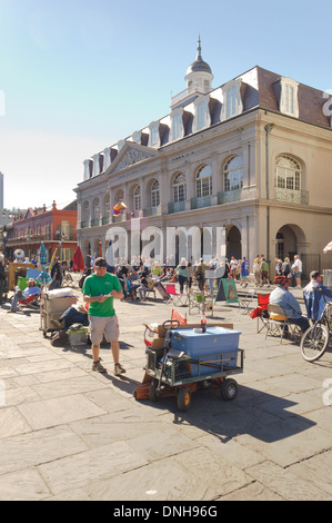 Touristen, Musiker und Künstler mischen sich vor Louisiana State Museum Cabildo hinter Jackson Square in New Orleans Stockfoto