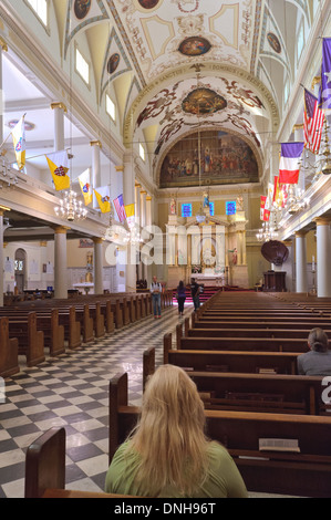 Touristen und Gläubigen besuchen die St. Louis Kathedrale in New Orleans Stockfoto