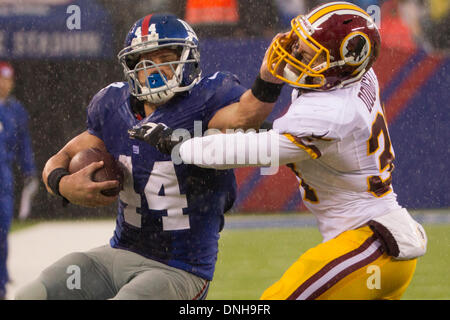 East Rutherford, New Jersey, USA. 29. Dezember 2013. 29. Dezember 2013: New York Giants Runningback Peyton Hillis (44) gibt Washington Redskins starke Sicherheit Reed Doughty (37) einen steifen arm wie er läuft mit dem Ball in der NFL-Spiel zwischen den Washington Redskins und die New York Giants im MetLife Stadium in East Rutherford, New Jersey. Die Giants gewinnen 20-6. (Christopher Szagola/Cal Sport Media) © Csm/Alamy Live-Nachrichten Stockfoto