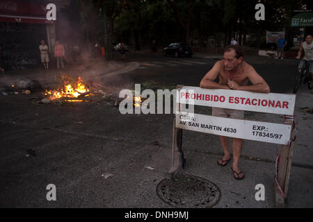 Buenos Aires, Argentinien. 29. Dezember 2013. Ein Bewohner nimmt Teil an einer Protestkundgebung gegen die Stromausfälle in der Stadt Buenos Aires, Argentinien, am 29. Dezember 2013. Stromausfälle in Argentiniens Hauptstadt weiter, protestieren Bürger der Stadt Buenos Aires in den Straßen, ihre Wut zu zeigen. Am Sonntag erklärte die Regierung der Stadt Buenos Aires eine energetische Ausnahmezustand und Behörden kündigten die Lähmung von administrativen Tätigkeiten ab Montag Mittag. Bildnachweis: Martin Zabala/Xinhua/Alamy Live-Nachrichten Stockfoto