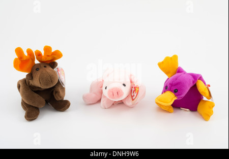 ersten Generation 1993 Beanie Babies - Schokolade den Elch, Squealer das Schwein, Patti das Schnabeltier von Ty Warner Inc. Stockfoto