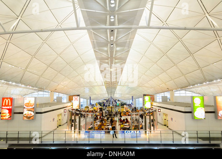 Moderne zeitgenössische Flughafen Passagier Halle bauen Decke / Dach: Hong Kong International Airport. Stockfoto