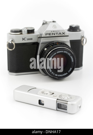 MINOX Wetzlar III Sub Miniatur Spionage-Kamera mit Asahi Pentax K1000-35 mm-Kamera. Stockfoto