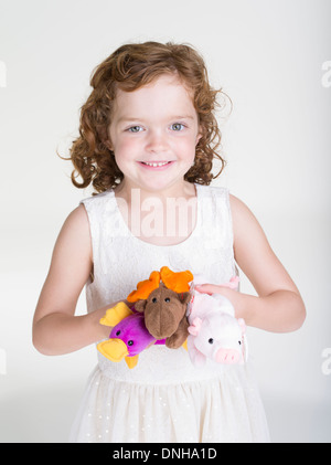 Junges Mädchen mit ersten Generation 1993 Beanie Babies - Schokolade den Elch, Squealer das Schwein, Patti das Schnabeltier Stockfoto