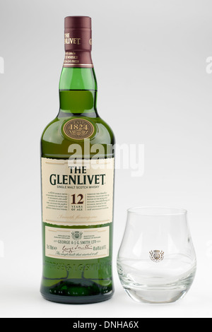 Glenlivet 12 Jahre single-Malt Scotch Whisky mit Glas Stockfoto