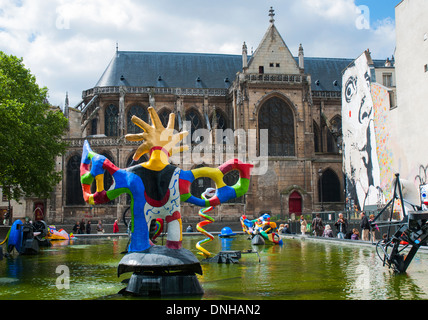 Brunnen in der Nähe des Centre Georges Pompidou, Paris Stockfoto