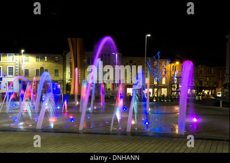 Neue Wasserspiel außerhalb Barnsley Rathaus, South Yorkshire. Stockfoto