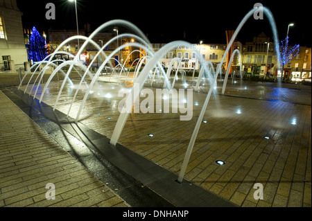 Neue Wasserspiel außerhalb Barnsley Rathaus, South Yorkshire. Stockfoto