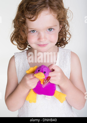 Junges Mädchen mit ersten Generation 1993 Beanie Babies - Patti das Schnabeltier Stockfoto