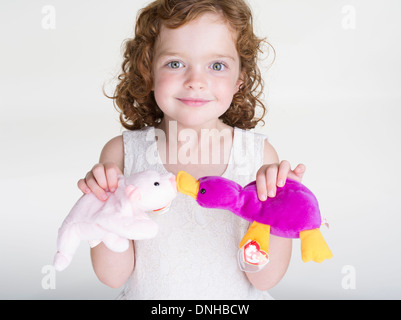 Junges Mädchen mit ersten Generation 1993 Beanie Babies - Patti das Schnabeltier Squealer das Schwein. Stockfoto