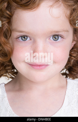 Porträt von lächelnden jungen Mädchen mit roten Locken, die ähnlich wie Annie hautnah Stockfoto