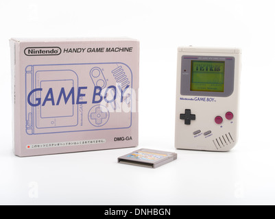 Nintendo Gameboy mit Mario Patrone und TETRIS-Spiel auf dem Bildschirm angezeigt. DMG-001-Originalversion in grau / grau aus Japan Stockfoto