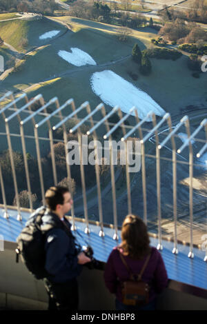 München, Deutschland. 30. Dezember 2013. Ein paar weiße Flecken von Schnee zeigt den Versuch, eine Skipiste für die Ski-WM auf dem Hügel von dem Olympiagelände in München, 30. Dezember 2013 schaffen. Der Parallelslalom FIS World Cup für 1. Januar 2014 geplant wurde aufgrund des warmen Wetters und Schneemangel abgesagt. Foto: PETER KNEFFEL/Dpa/Alamy Live News Stockfoto