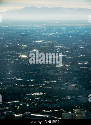 München, Deutschland. 30. Dezember 2013. Ein Foto von der Aussichtsplattform des Fernsehturms auf dem Olympiagelände zeigt die Alpen am Horizont über das Stadtbild von München, 30. Dezember 2013. Foto: PETER KNEFFEL/Dpa/Alamy Live News Stockfoto