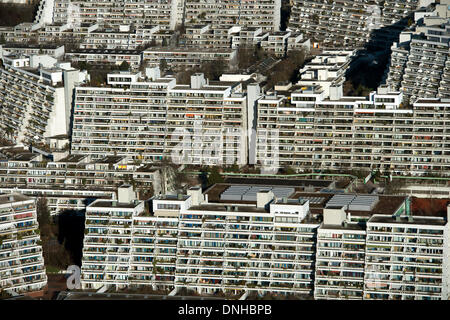 München, Deutschland. 30. Dezember 2013. Fassaden der Häuser des ehemaligen Olympischen Dorfes in München, 30. Dezember 2013. Foto: PETER KNEFFEL/Dpa/Alamy Live News Stockfoto