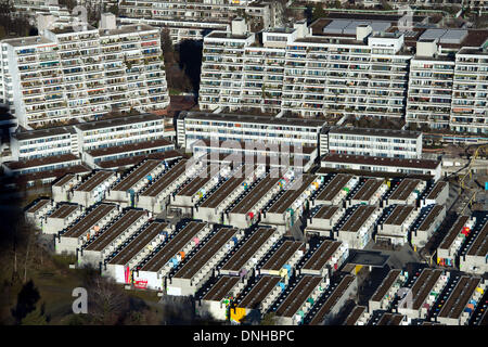 München, Deutschland. 30. Dezember 2013. Fassaden der Häuser des ehemaligen Olympischen Dorfes in München, 30. Dezember 2013. Foto: PETER KNEFFEL/Dpa/Alamy Live News Stockfoto