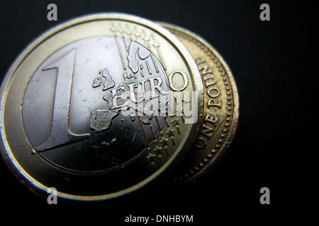 Ein Bild zeigt eine 1-Euro-Münze und eine 1 Pfund-Münze. Stockfoto