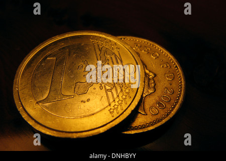 Ein Bild zeigt eine 1-Euro-Münze und eine 1 Pfund-Münze. Stockfoto