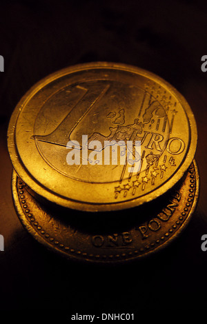 Ein Bild zeigt eine 1-Euro-Münze und eine 1 Pfund-Münze. Stockfoto