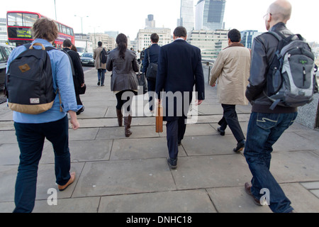 Vereinigtes Königreich, London: Business Pendler überqueren London Bridge auf dem Weg zur Arbeit in London, England. Stockfoto