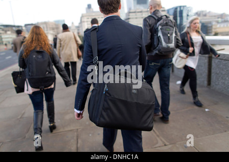 Vereinigtes Königreich, London: Business Pendler überqueren London Bridge auf dem Weg zur Arbeit in London, England. Stockfoto