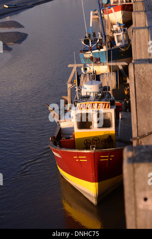 FISCHERBOOT IM HAFEN, LE HOURDEL, FLUT, SOMME (80), PICARDIE, FRANKREICH Stockfoto