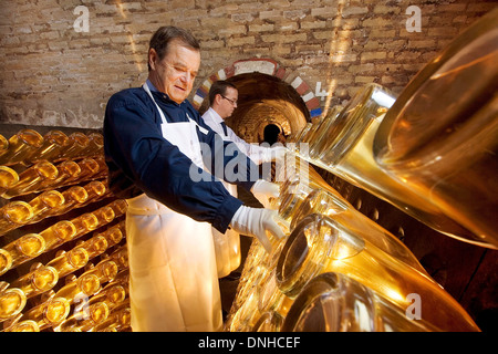 JEAN-CLAUDE ROUZAUD, PRÄSIDENT DER CA (LINKS) UND FRÉDÉRIC ROUZAUD GENERALDIREKTOR DER CHAMPAGNER ROEDERER AUF DAS RÜTTELN DER FLASCHEN VON CRISTAL, REIMS, MARNE (51), CHAMPAGNE-ARDENNE, FRANKREICH Stockfoto